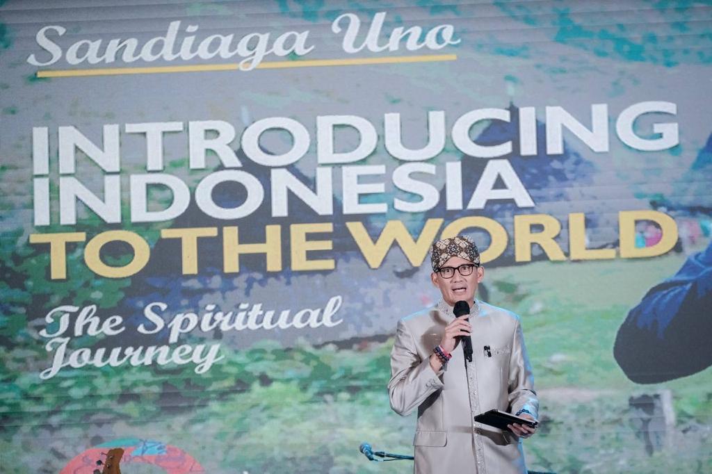 Luncurkan Buku Anugerah Desa Wisata Terbaik 2021,Sandiaga Uno: Kenangan Perjalanan Spiritual 1 Buku Anugerah Desa Wisata Terbaik 2021