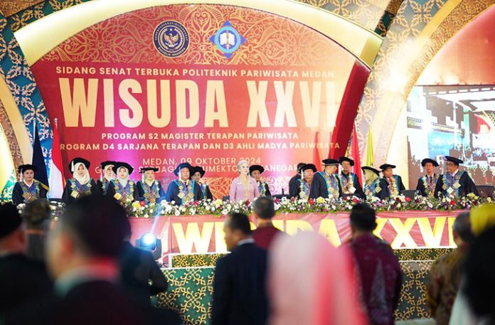 Wisuda Poltekpar Medan