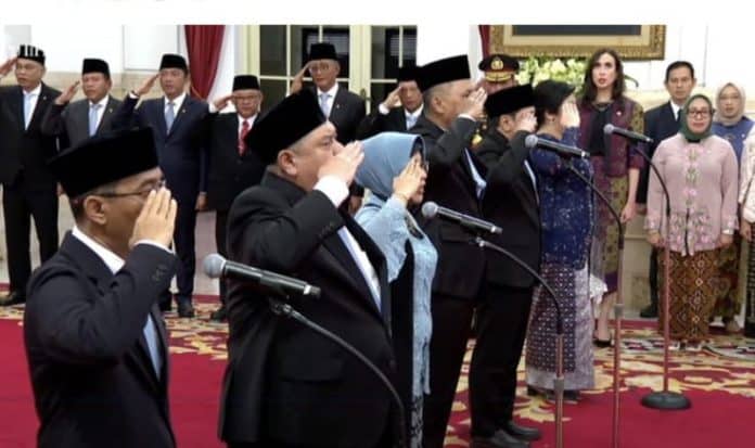 Melantik Menteri