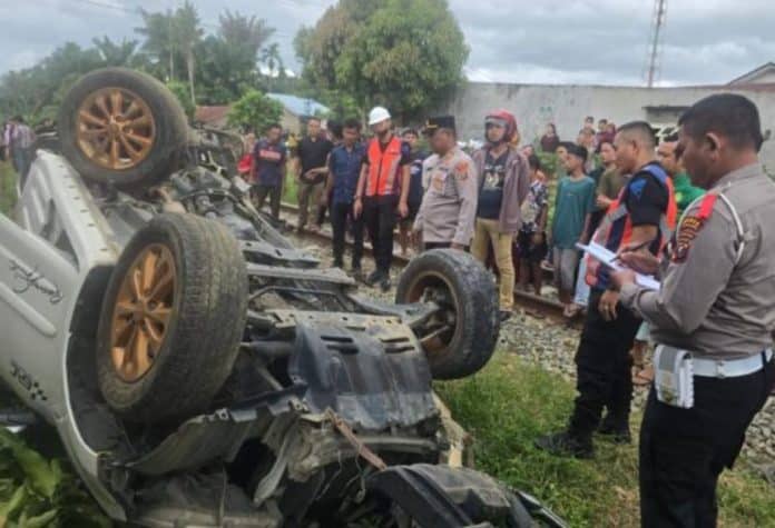 Minibus tertabrak Kereta Api